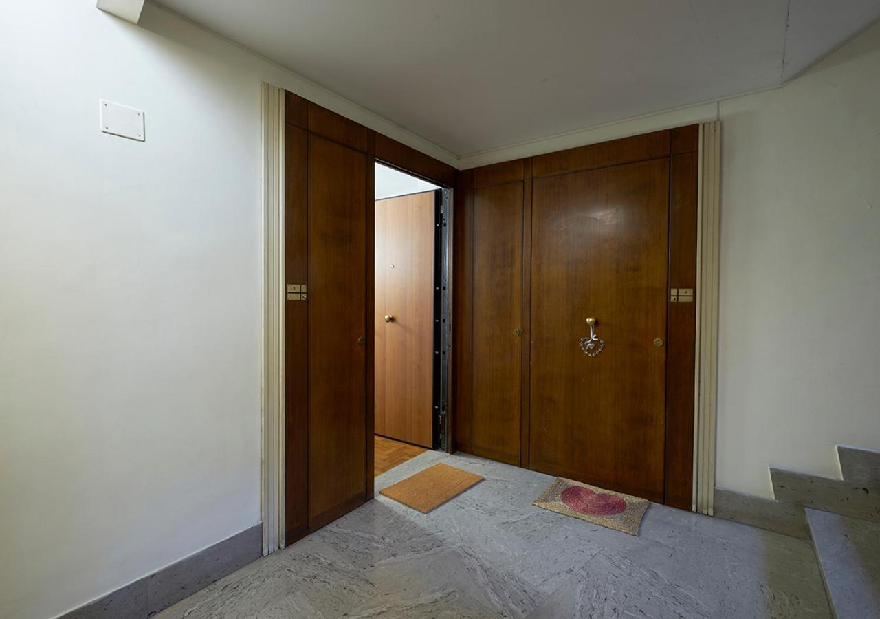 Crimson Apartment Rom