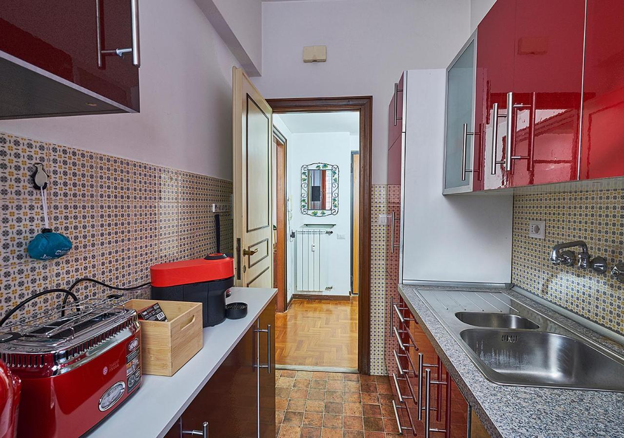 Crimson Apartment Rom